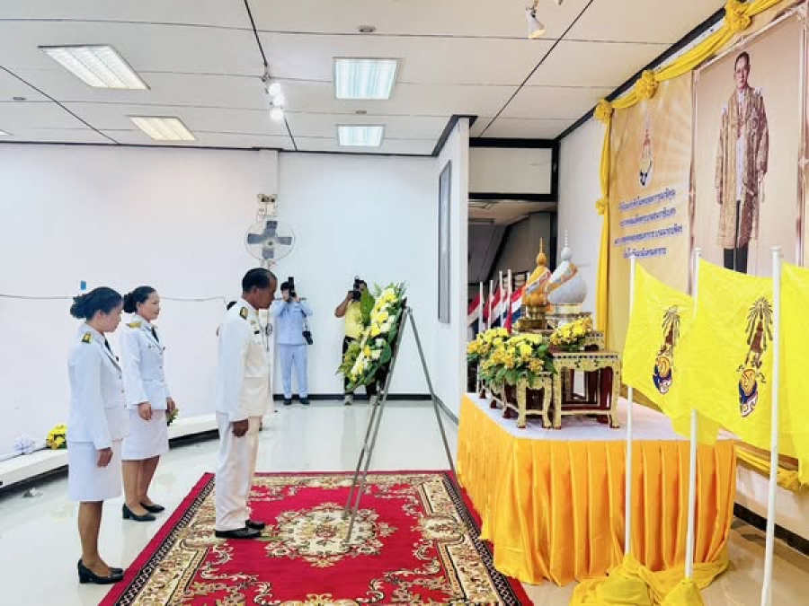 นายสงัด อุ่นชัย นายกเทศมนตรีตำบลหนองนกทา พร้อมด้วยคณะครู ร่วมพิธีวางพวงมาลา เนื่องใน &quot;วันนวมินทรมหาราช&quot; 13 ตุลาคม 2567 เพื่อน้อมรำลึกถึงพระมหากรุณาธิคุณ